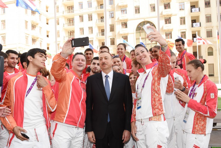 Prezident İlham Əliyev və xanımı Azərbaycanı birinci Avropa Oyunlarında təmsil edəcək idmançılarla görüşüblər (FOTO)