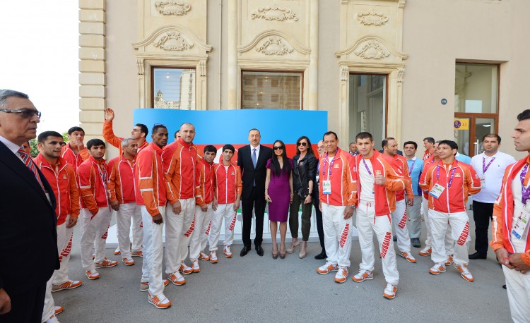Prezident İlham Əliyev və xanımı Azərbaycanı birinci Avropa Oyunlarında təmsil edəcək idmançılarla görüşüblər (FOTO)