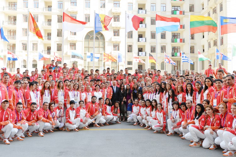 Prezident İlham Əliyev və xanımı Azərbaycanı birinci Avropa Oyunlarında təmsil edəcək idmançılarla görüşüblər (FOTO)