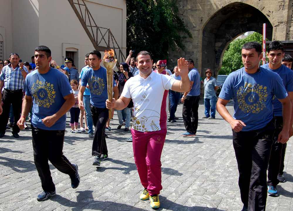 Avropa Oyunlarının məşəlinin İçərişəhər estafeti (FOTO)
