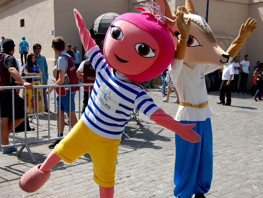 Avropa Oyunlarının məşəlinin İçərişəhər estafeti (FOTO)