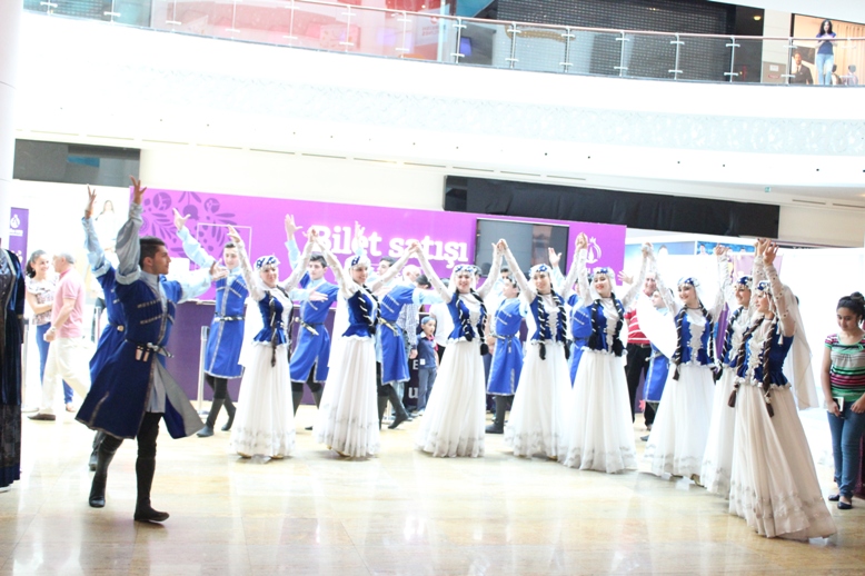 Avropa Oyunları ərəfəsində Azərbaycan milli geyimlərinin sərgisi (FOTO)