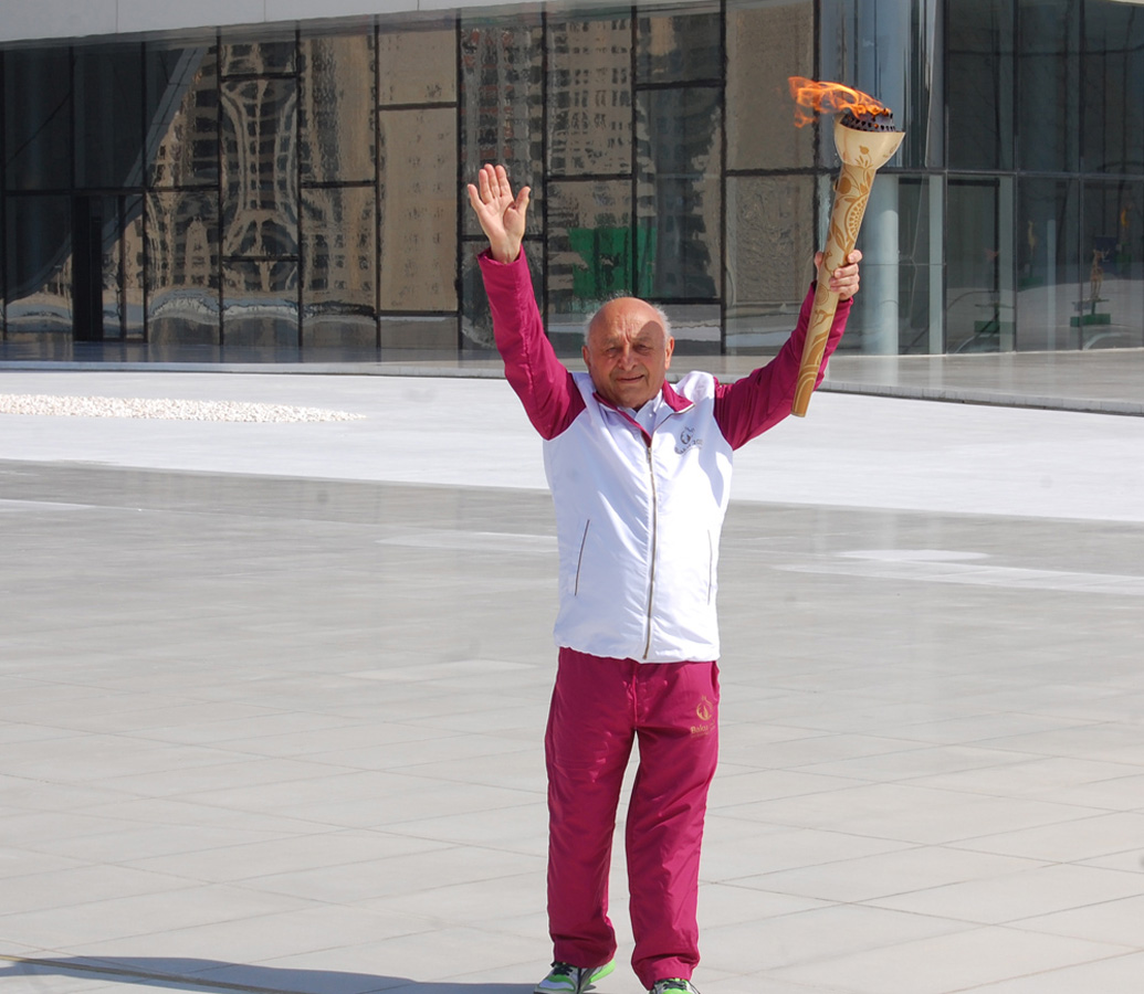 Bakıda Avropa Oyunlarının məşəl estafeti Heydər Əliyev Mərkəzinin binasının qarşısında davam etdirilib (FOTO)