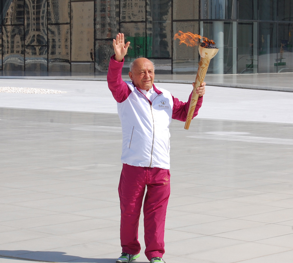 Bakıda Avropa Oyunlarının məşəl estafeti Heydər Əliyev Mərkəzinin binasının qarşısında davam etdirilib (FOTO)