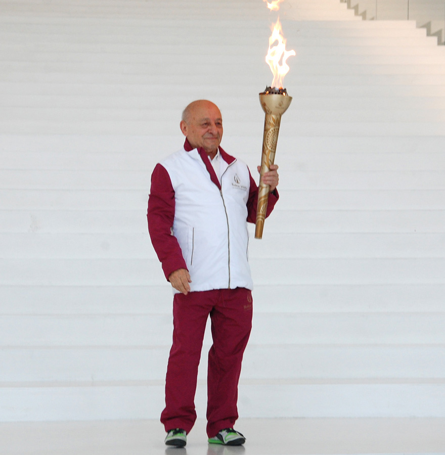 Bakıda Avropa Oyunlarının məşəl estafeti Heydər Əliyev Mərkəzinin binasının qarşısında davam etdirilib (FOTO)