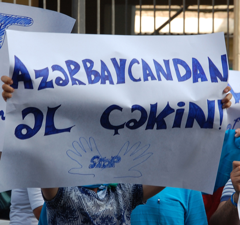 Böyük Britaniyanın Azərbaycandakı səfirliyi qarşısında etiraz aksiyası keçirilib (FOTO)