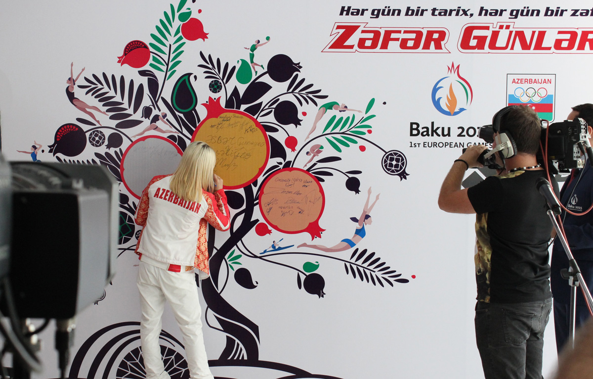 MOK-da medal qazanan azərbaycanlı idmançılar mükafatlandırılıb (FOTO)