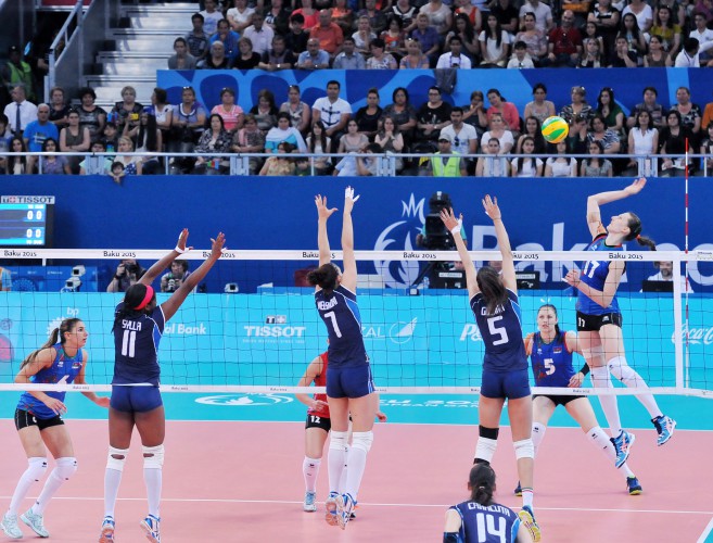 Prezident İlham Əliyev və xanımı Azərbaycanın qadın voleybolçularının İtaliya millisi ilə oyununa baxıblar (FOTO)