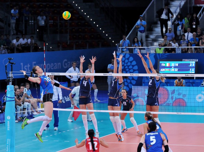 Prezident İlham Əliyev və xanımı Azərbaycanın qadın voleybolçularının İtaliya millisi ilə oyununa baxıblar (FOTO)