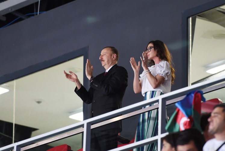 Prezident İlham Əliyev və xanımı Azərbaycanın qadın voleybolçularının İtaliya millisi ilə oyununa baxıblar (FOTO)