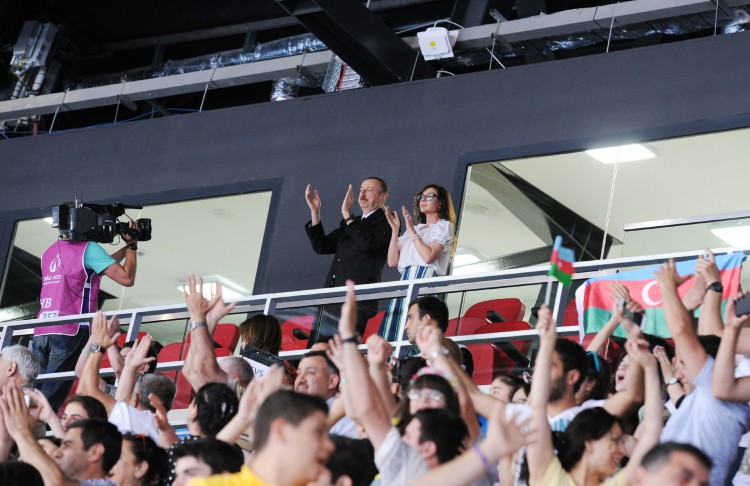 Prezident İlham Əliyev və xanımı Azərbaycanın qadın voleybolçularının İtaliya millisi ilə oyununa baxıblar (FOTO)