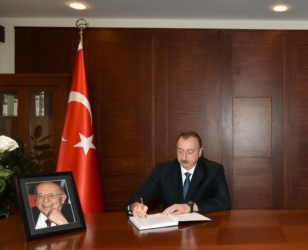 Prezident İlham Əliyev Süleyman Dəmirəlin vəfatı ilə əlaqədar matəm kitabına ürək sözlərini yazıb (FOTO)