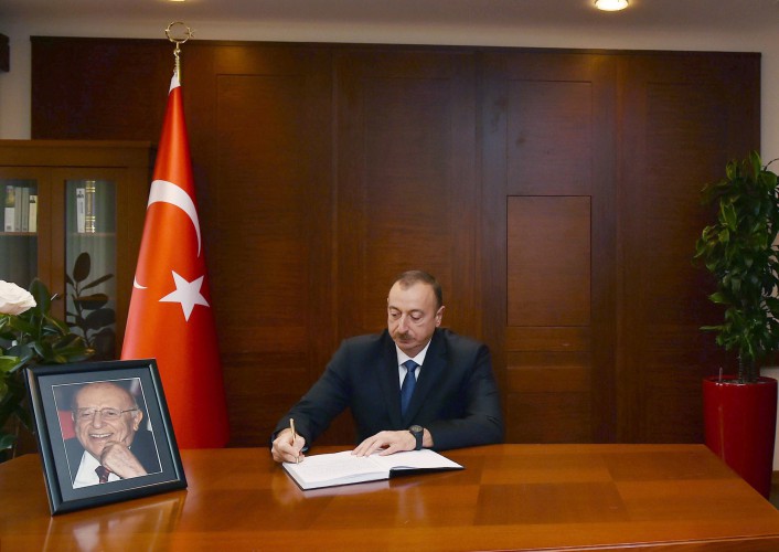 Prezident İlham Əliyev Süleyman Dəmirəlin vəfatı ilə əlaqədar matəm kitabına ürək sözlərini yazıb (FOTO)
