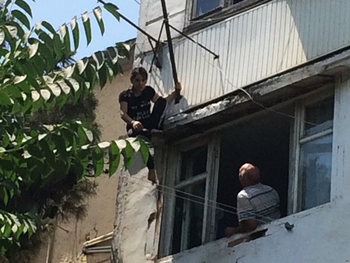 Bakıda intihara cəhdin qarşısı alınıb (FOTO)