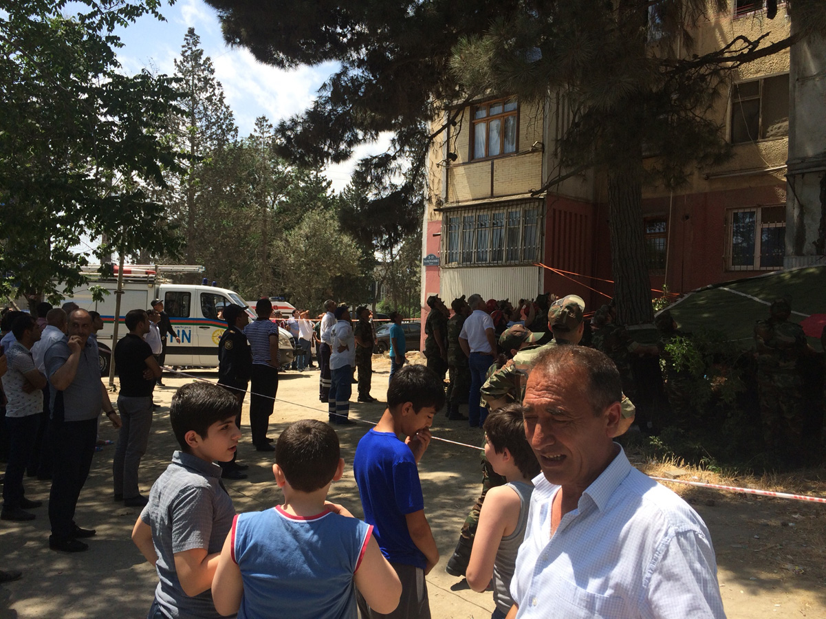 Bakıda intihara cəhdin qarşısı alınıb (FOTO)