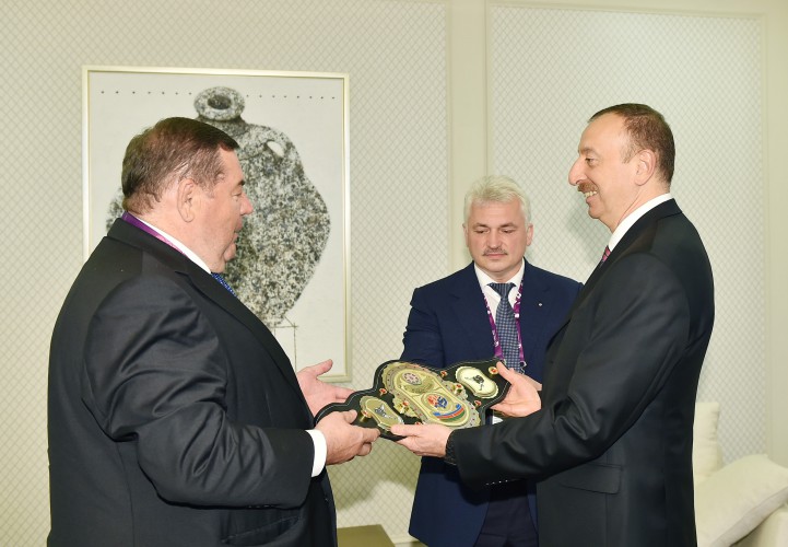 İlham Əliyevə Beynəlxalq Sambo Federasiyası İcraiyyə Komitəsinin qərarı ilə Sambonun Çempion kəməri təqdim edilib (FOTO)