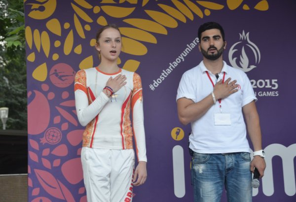 Marina Durunda Bakı sakinləri ilə birlikdə Azərbaycan himnini oxudu (FOTO)