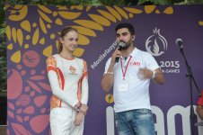Marina Durunda Bakı sakinləri ilə birlikdə Azərbaycan himnini oxudu (FOTO)