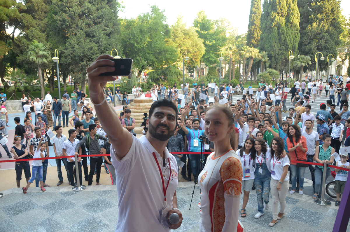 Marina Durunda Bakı sakinləri ilə birlikdə Azərbaycan himnini oxudu (FOTO)