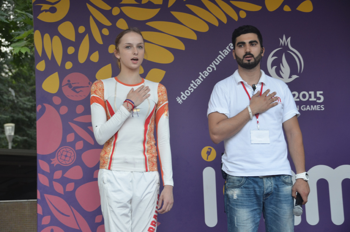 Marina Durunda Bakı sakinləri ilə birlikdə Azərbaycan himnini oxudu (FOTO)
