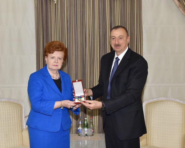 İlham Əliyev Latviyanın keçmiş Prezidenti Vayra Vike-Freyberqanı qəbul edib