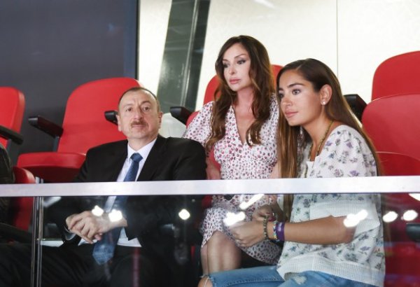 Prezident İlham Əliyev və xanımı Avropa Oyunları çərçivəsində Azərbaycan və Türkiyə qadın voleybolçularının yarımfinal oyununu izləyiblər (FOTO)