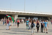 Bakı sakinləri və qonaqları Avropa Oyunlarının bağlanışında iştirak etməyə tələsirlər (FOTO)