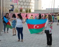 Bakı sakinləri və qonaqları Avropa Oyunlarının bağlanışında iştirak etməyə tələsirlər (FOTO)