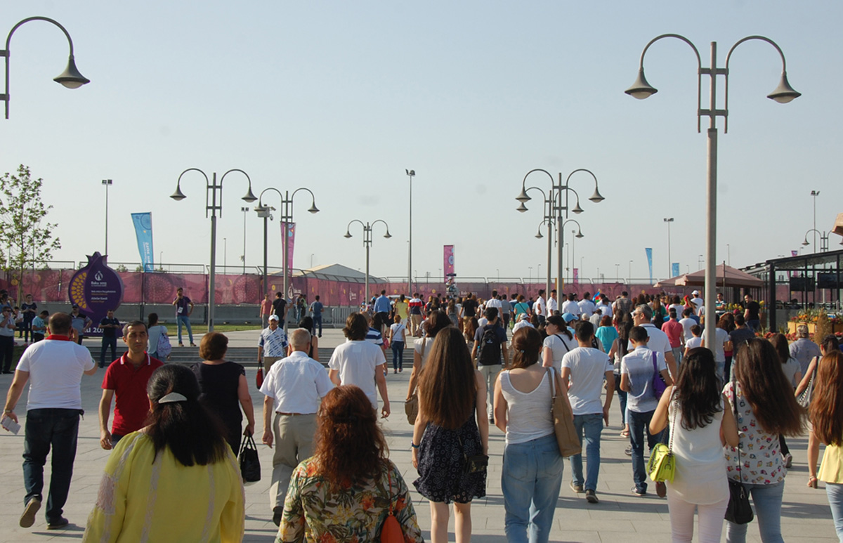 Bakı sakinləri və qonaqları Avropa Oyunlarının bağlanışında iştirak etməyə tələsirlər (FOTO)