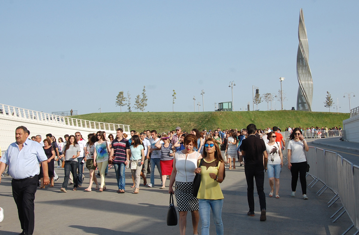 Bakı sakinləri və qonaqları Avropa Oyunlarının bağlanışında iştirak etməyə tələsirlər (FOTO)