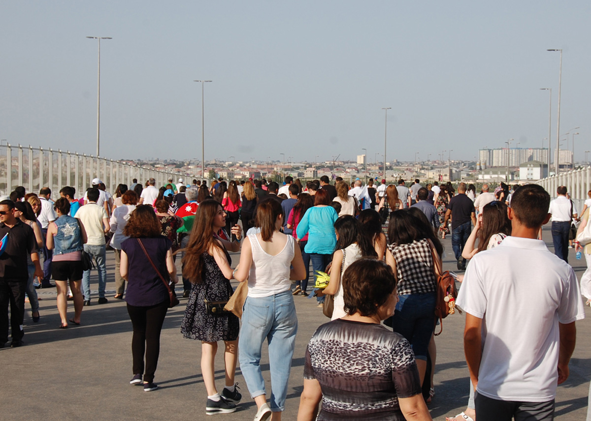 Bakı sakinləri və qonaqları Avropa Oyunlarının bağlanışında iştirak etməyə tələsirlər (FOTO)