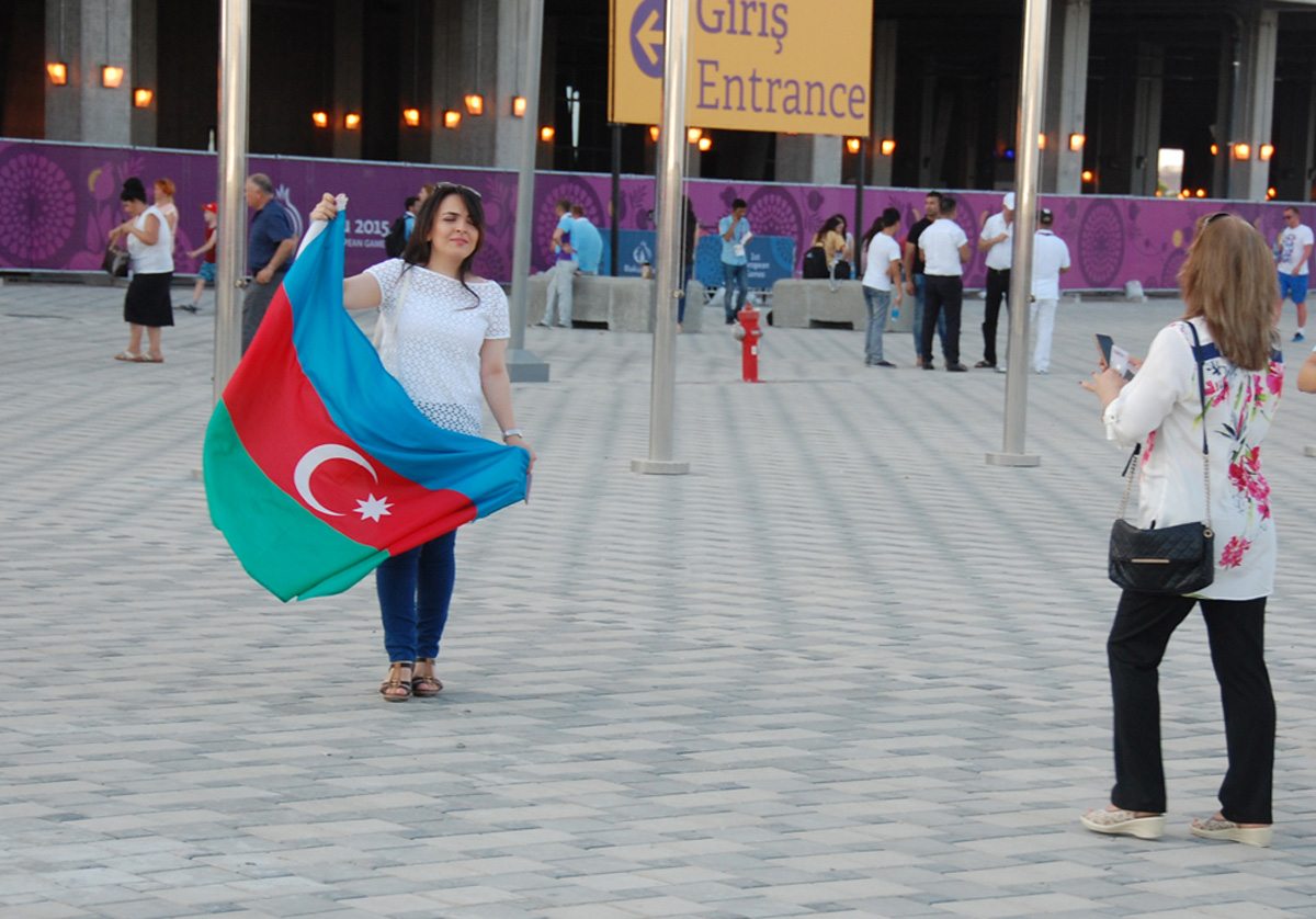 Bakı sakinləri və qonaqları Avropa Oyunlarının bağlanışında iştirak etməyə tələsirlər (FOTO)