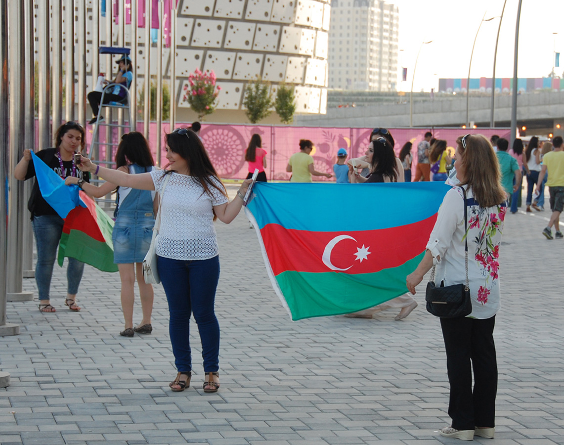 Bakı sakinləri və qonaqları Avropa Oyunlarının bağlanışında iştirak etməyə tələsirlər (FOTO)