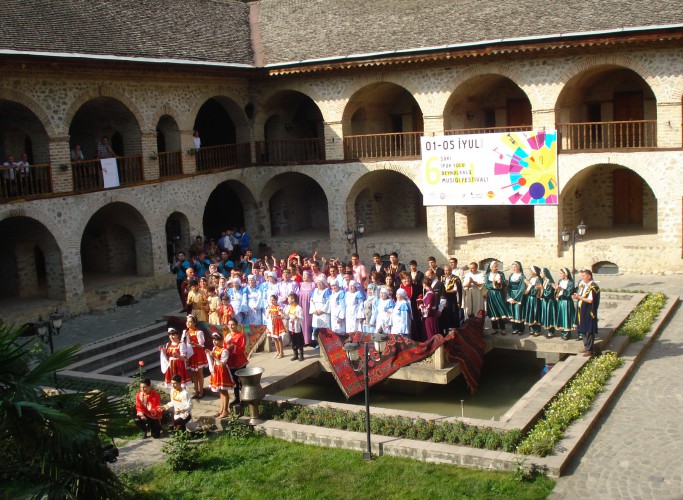 VI Şəki "İpək yolu" Beynəlxalq Musiqi Festivalının üçüncü günü daha maraqlı olub (FOTO)