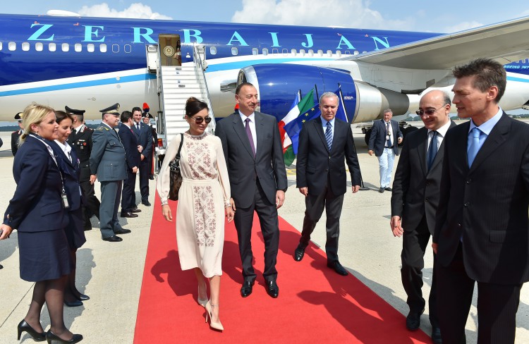 Prezident İlham Əliyev və xanımı İtaliyaya işgüzar səfərə gəliblər (FOTO)