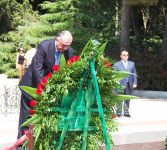 XİN-in rəhbərliyi və kollektivi Fəxri və Şəhidlər xiyabanlarını ziyarət edib (FOTO)