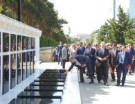 XİN-in rəhbərliyi və kollektivi Fəxri və Şəhidlər xiyabanlarını ziyarət edib (FOTO)
