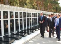 XİN-in rəhbərliyi və kollektivi Fəxri və Şəhidlər xiyabanlarını ziyarət edib (FOTO)