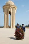 XİN-in rəhbərliyi və kollektivi Fəxri və Şəhidlər xiyabanlarını ziyarət edib (FOTO)