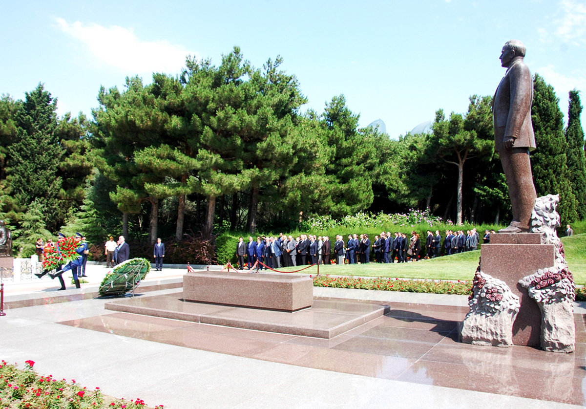 XİN-in rəhbərliyi və kollektivi Fəxri və Şəhidlər xiyabanlarını ziyarət edib (FOTO)