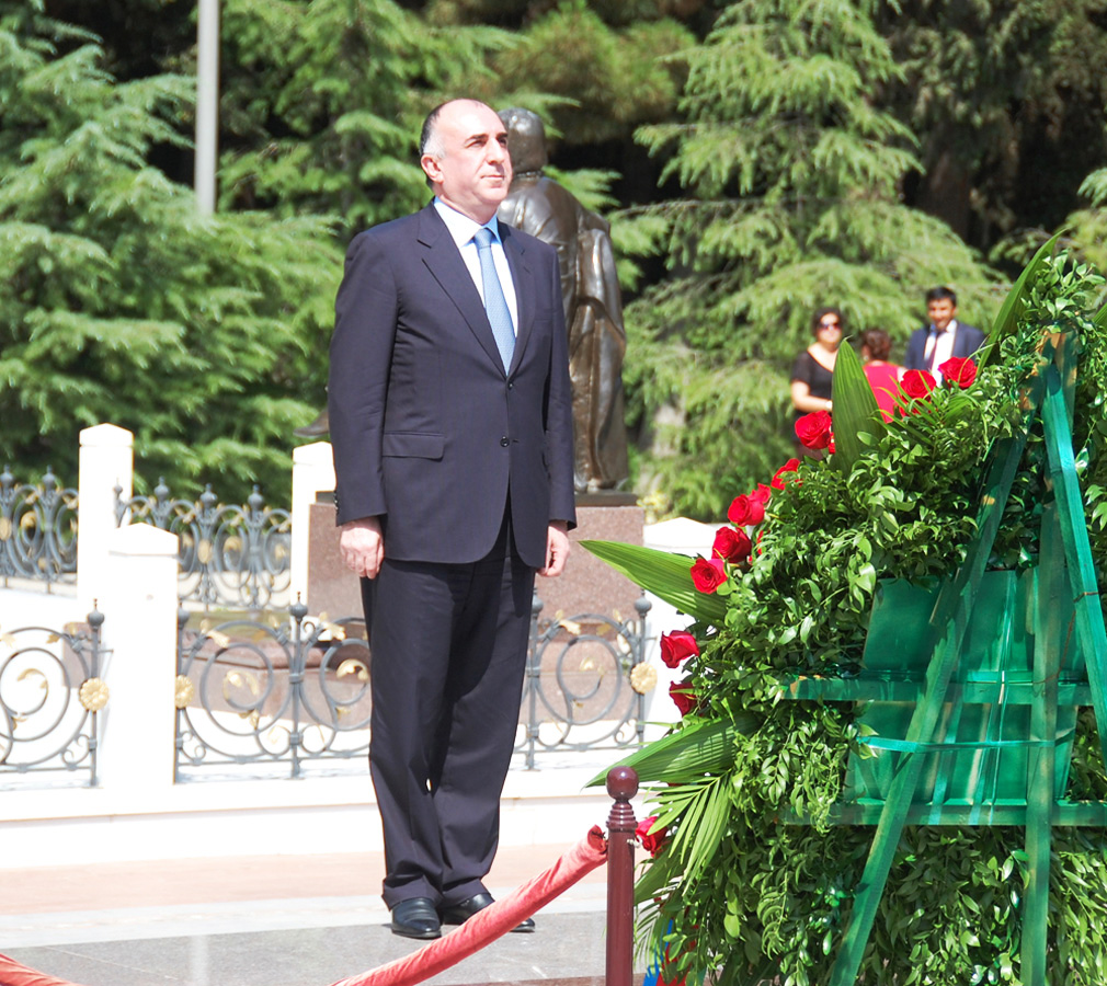 XİN-in rəhbərliyi və kollektivi Fəxri və Şəhidlər xiyabanlarını ziyarət edib (FOTO)