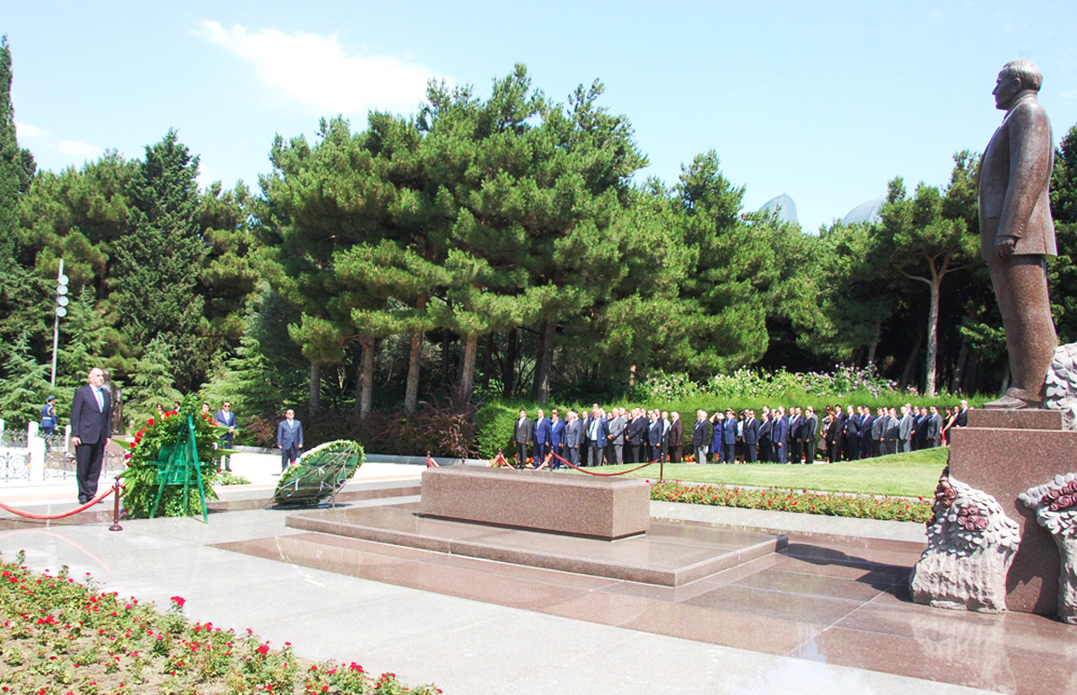 XİN-in rəhbərliyi və kollektivi Fəxri və Şəhidlər xiyabanlarını ziyarət edib (FOTO)