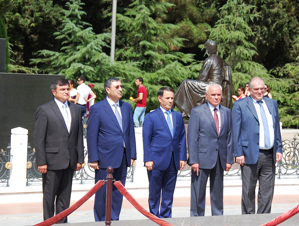 XİN-in rəhbərliyi və kollektivi Fəxri və Şəhidlər xiyabanlarını ziyarət edib (FOTO)