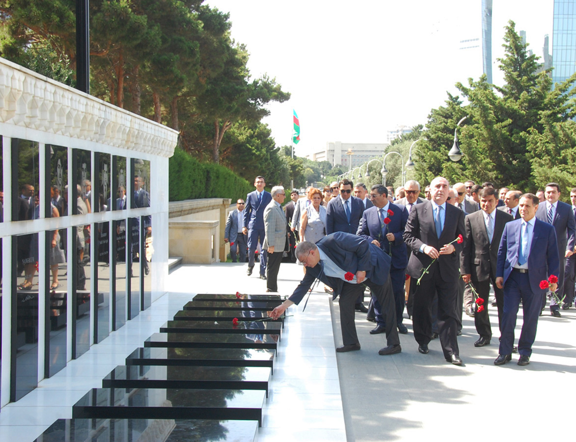 XİN-in rəhbərliyi və kollektivi Fəxri və Şəhidlər xiyabanlarını ziyarət edib (FOTO)