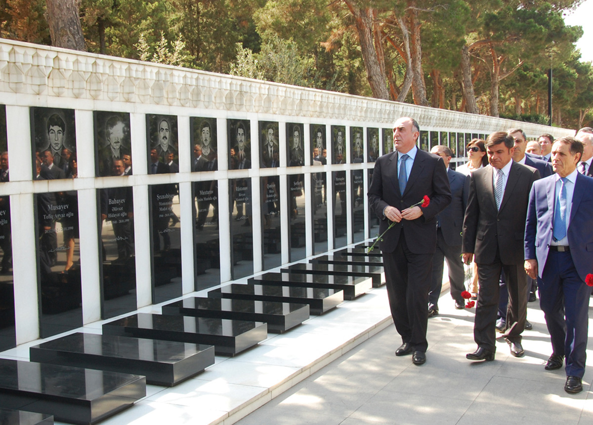 XİN-in rəhbərliyi və kollektivi Fəxri və Şəhidlər xiyabanlarını ziyarət edib (FOTO)