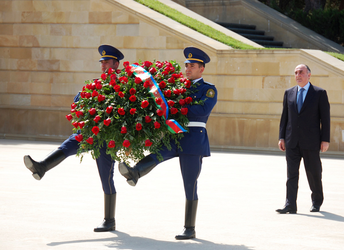 XİN-in rəhbərliyi və kollektivi Fəxri və Şəhidlər xiyabanlarını ziyarət edib (FOTO)