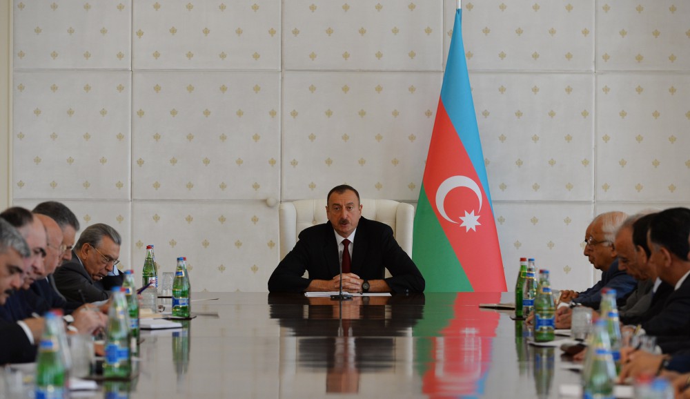Prezident İlham Əliyevin sədrliyi ilə 2015-ci ilin birinci yarısının yekunlarına və qarşıda duran vəzifələrə həsr olunan iclas keçirilib (FOTO)