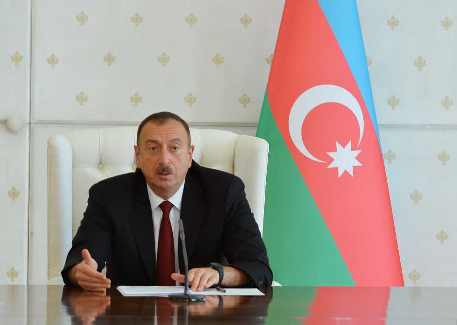 Prezident İlham Əliyevin sədrliyi ilə 2015-ci ilin birinci yarısının yekunlarına və qarşıda duran vəzifələrə həsr olunan iclas keçirilib (FOTO)