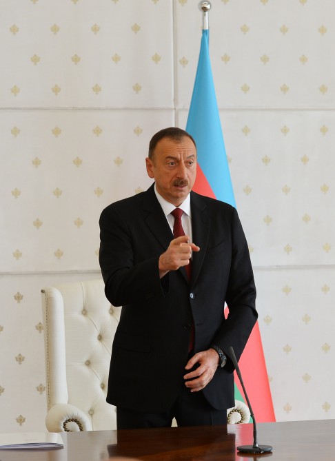Prezident İlham Əliyevin sədrliyi ilə 2015-ci ilin birinci yarısının yekunlarına və qarşıda duran vəzifələrə həsr olunan iclas keçirilib (FOTO)