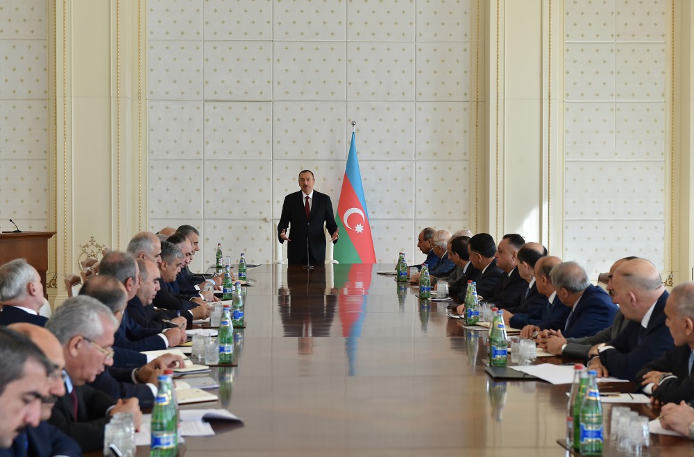 Prezident İlham Əliyevin sədrliyi ilə 2015-ci ilin birinci yarısının yekunlarına və qarşıda duran vəzifələrə həsr olunan iclas keçirilib (FOTO)